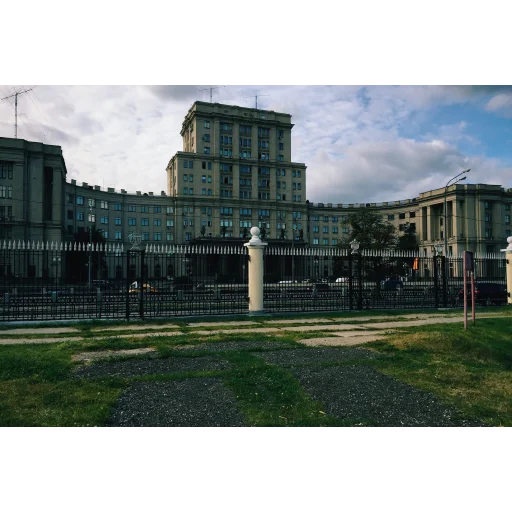 鲍曼莫斯科国立技术大学 logo