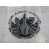 维陶塔斯·马格努斯大学 logo